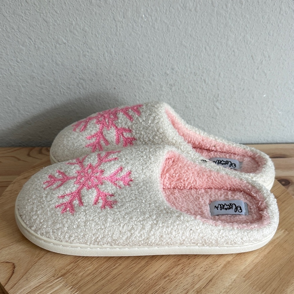 Olivia Miller Holiday Womens Slip-On Slippers